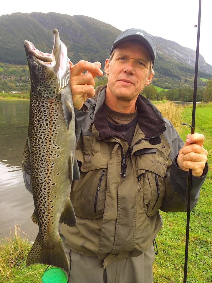 Den dyktige sportsfiskeren Hans Martin Øien med en 3 kilos ørret tatt med Jølster