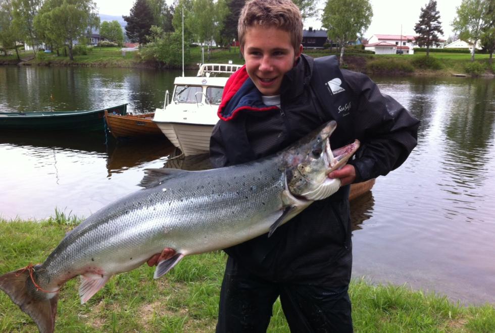 13-åringen tok laks på 15,9 kilo i Drammenselva lørdag