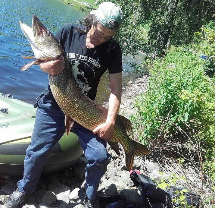 Ble tauet rundt i gummibåt av kjempegjedde i over en time