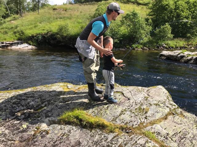 - Vi slipper den ut igjen - liker seg nok bedre i vatnet!