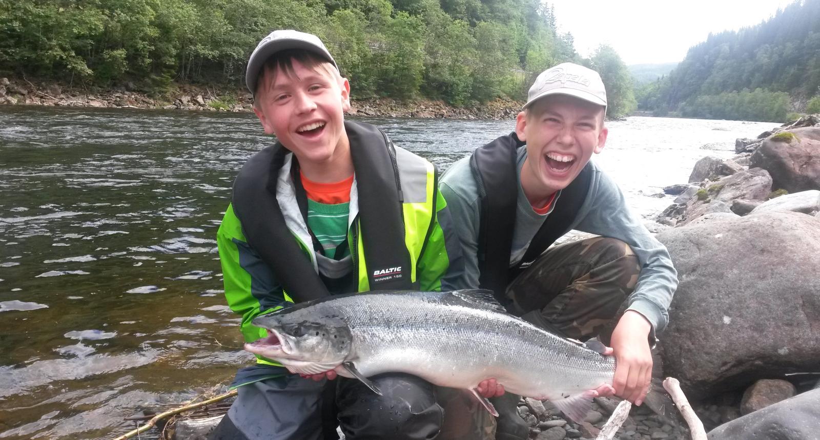 Gratis laksefiske for ungdom i Stjørdalselva i sommer!