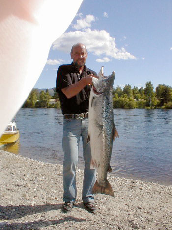 Kjempelaks tatt i Drammenselva!