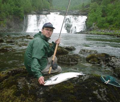 Fast fisk på første kastet i Flekkeelva!
