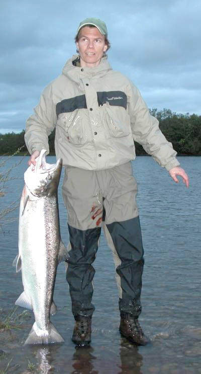 Laksefiskere som sild i tønne i Prestegårdshølen!