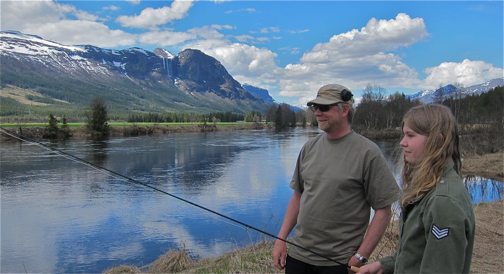 Cecilie (14) debuterer som fluefisker i Hemsila