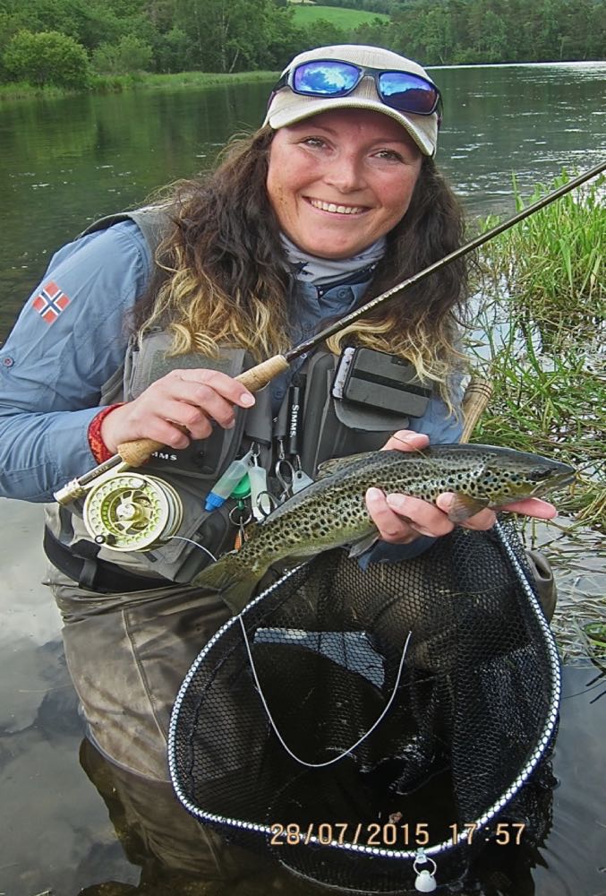 Ingvild satte ut igjen halvkilos-ørreten med et kyss!