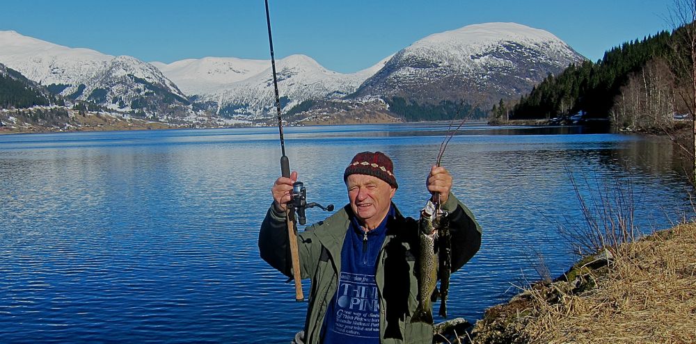 Jølstra-auren hekta på sluk i vårsola!