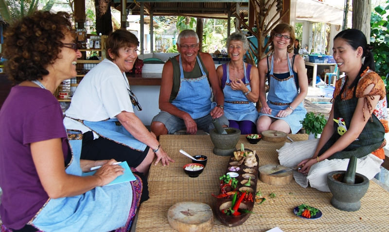 Ta et kokkekurs på badeferien i Thailand