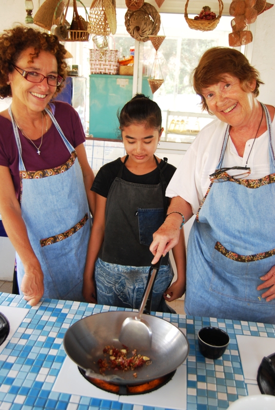 Angelica Fritzvold og Anna Marie tilbereder sin Tom Jam Ghoong-suppe  på kokkeskolen ved stranden i Klong Prao Beach i Koh Chang.