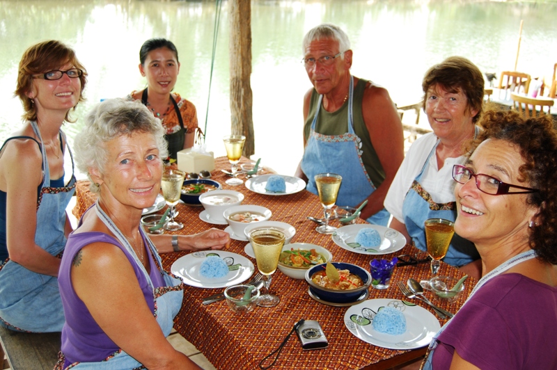 Ta et kokkekurs på badeferien i Thailand