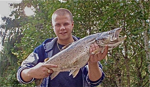 Sturla med sin første trofe-ørret  i Norsjø