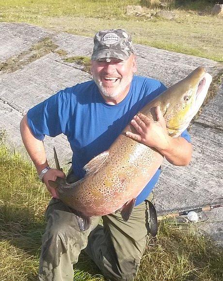 Laksefiske med intens jakt på gyrosmitten i Ranaelva!