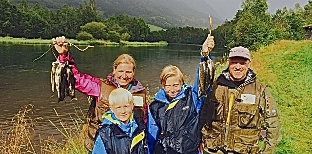 Fikk sin første ørret under feiring av  10 års-dagen 