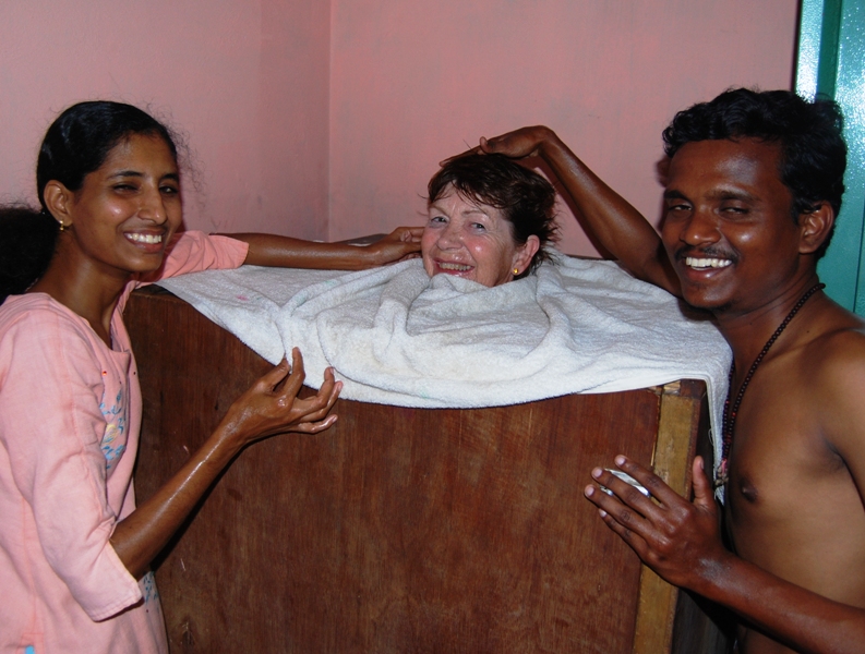 Indisk steambad med urter, kamfer og andre naturmedisiner