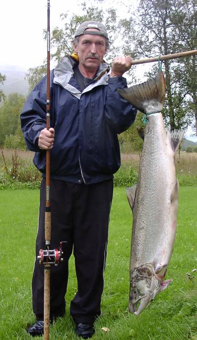 Måtte løpe med kjempelaks 400 meter nedover elva!