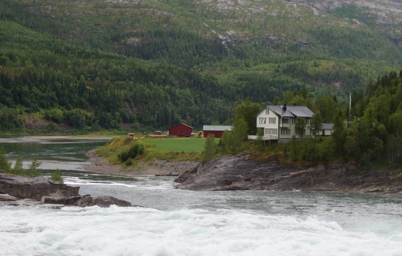 Kongen med gutta på tur i Vefsna 
