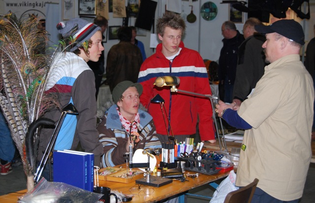 Rett fra Villmarksmessa til fluefiske etter sjøørret!