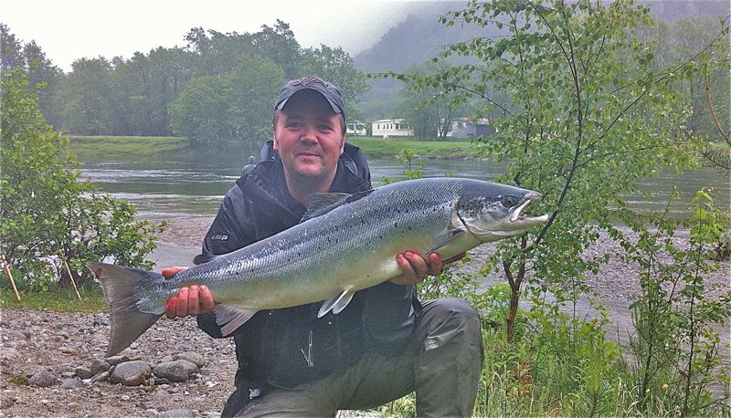 Nå går de første laksestimene på elva!