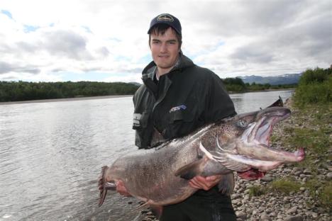 17-åring med ny rekord for laks tatt på flue i Altaelva