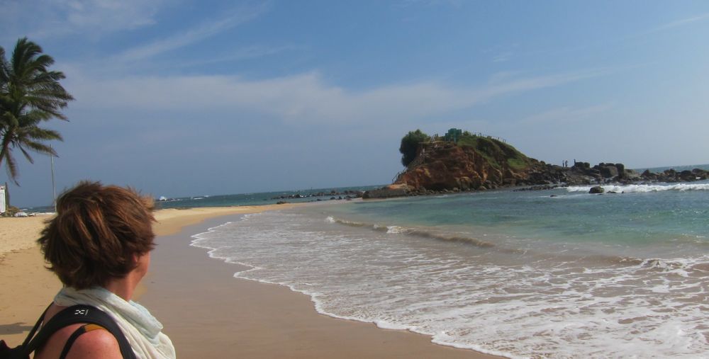 Over 6 meter høye bølger slo inn over strendene her.  I dag har fiskerne og turistene tatt dem tilbake.