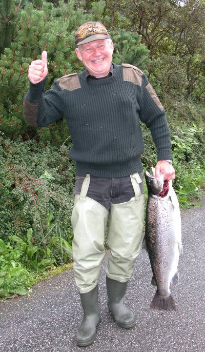 - Den store sjøauren i Aurlandselva likar best makken!