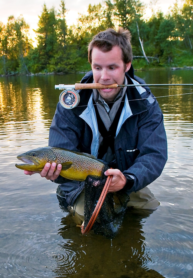 Tya Flyfishing flytter til ny elv med kilos-ørret!