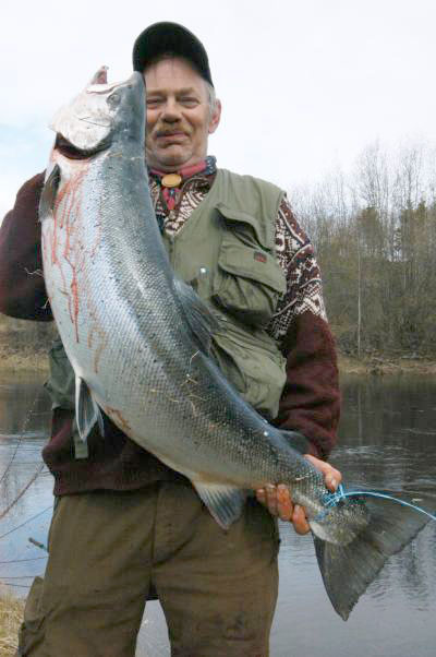 Kjempelaksen beit på siste kastet!