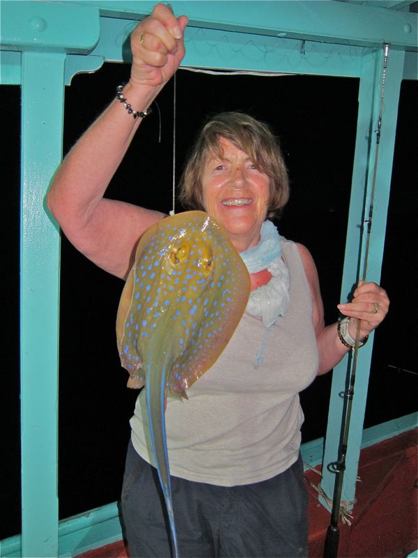 Anna Marie med sin stingray, en vakker, men farlig fisk, hvis du ikke straks kutter av den giftige halespissen.