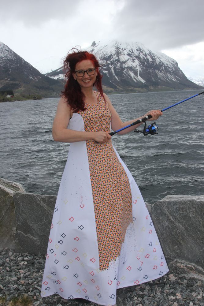 Fiskehuldra bytter ut vadebuksa med design-kjole!