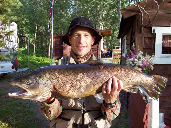 Eventyrlig fiske etter storørret i hemmelig elv nordpå