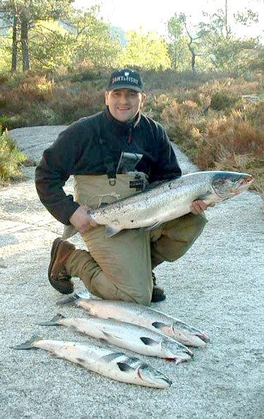 Da Fiskeguiden forlot elva, begynte laksen å bite!