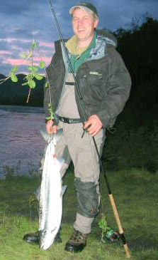 Sportsfisker fikk hjelp av oter med å lande laksen