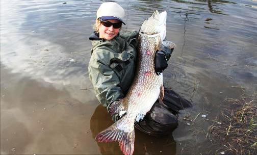 13-åring knuste norgesrekorden for gjedde tatt på flue!
