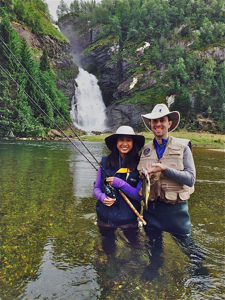 Bryllupsreise med ørret på kroken i Jølster