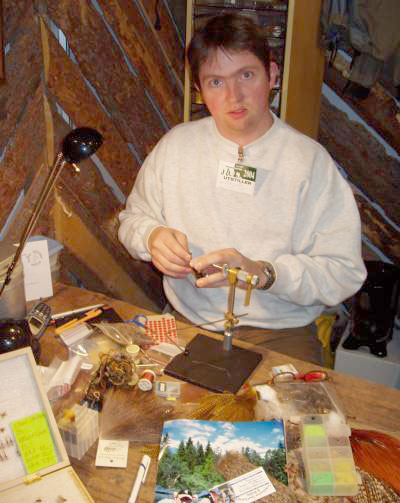 Øverst Morten Minde tar oss med ut til kalksjøer på Hadeland i Belly Boat for å knipe den store ørreten.