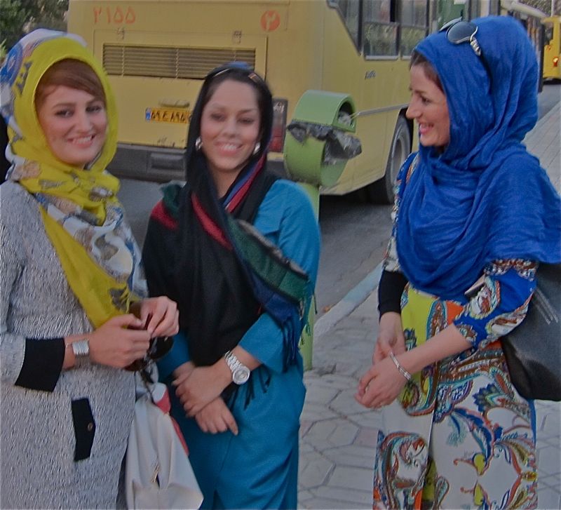 Iranske jenter velger skaut i moderne design og farger