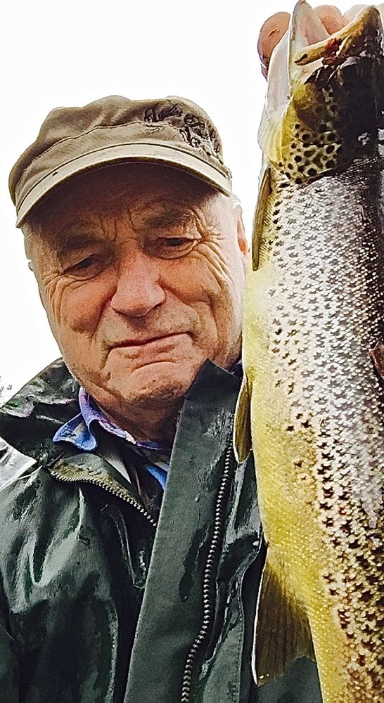 Vrient å reise ørreten i kaldt vann og guffent vær