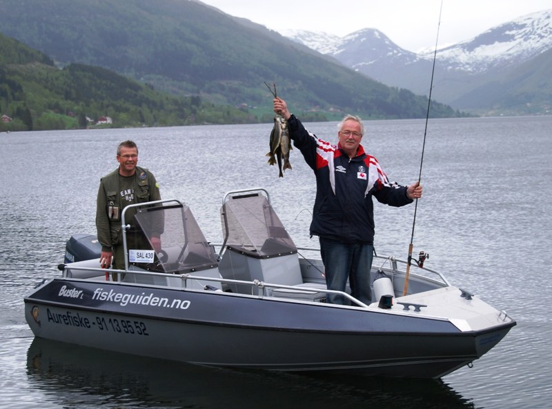 Fiskeguiden med ny båt, utstyr og guide i Jølstravatnet