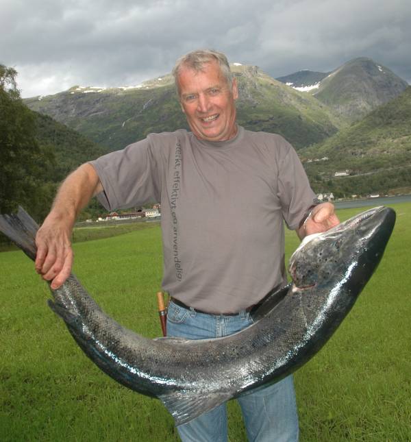 Kjempelaksen kom opp 14 dager før fiskestopp!