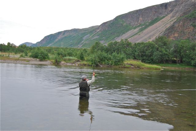 I svingen ovenfor hengebrua i sone 1 er god lakseplass. Her er Anna Marie i gang.