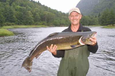 Danske tok rekordlaks på 14,2 kilo i Lyngdalselva!