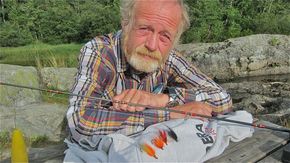 Drammens-laksen tenner på fluer i svart og oransje