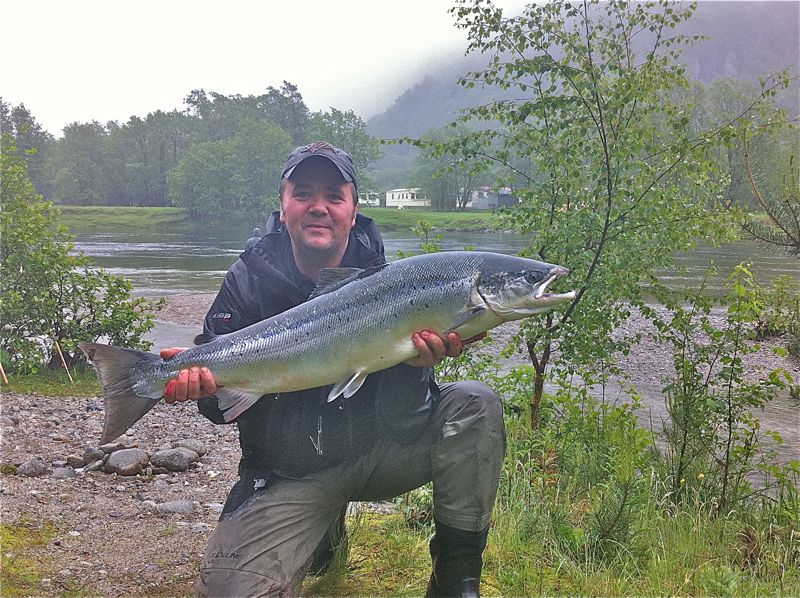 Elveeiere lokker med premie for gjenutsetting av storlaks