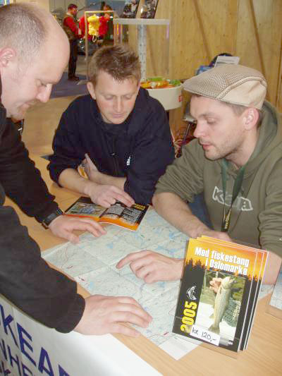 Med svømmeføtter på moderne fisketur i Oslomarka!