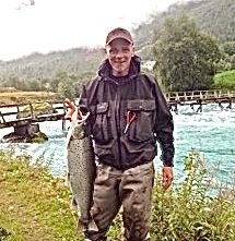 Fiskeglede med fluestang i bregrønn vestlandselv