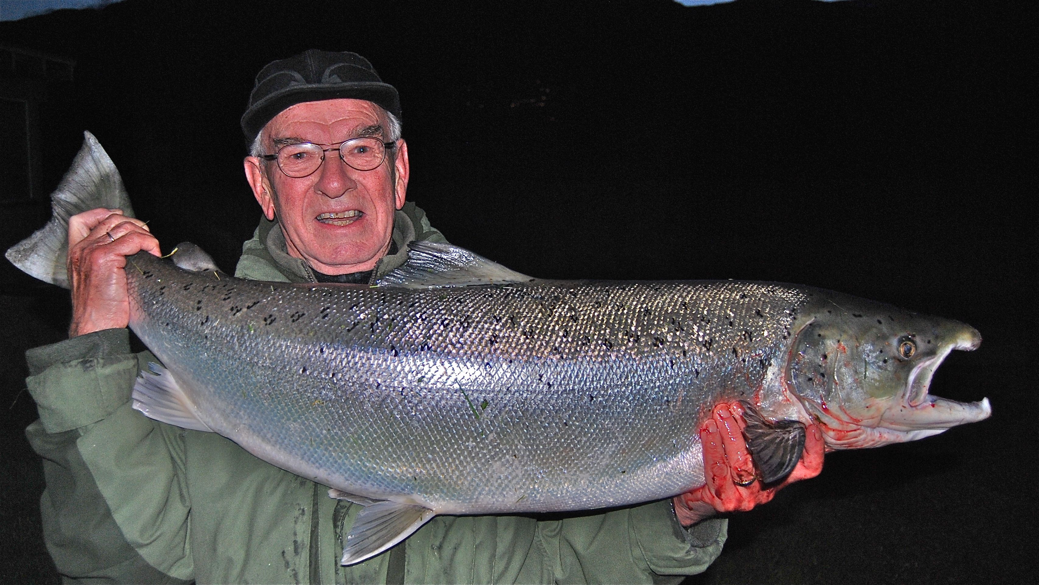 Kjempelaks på 15,5 kilo på egen flue av geite-hår