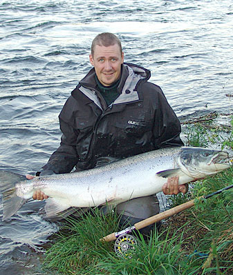 Første 20 kilos-laksen på flue!