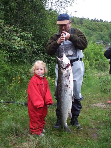Otra-laksen var like lang som  barnebarnet Tilda!