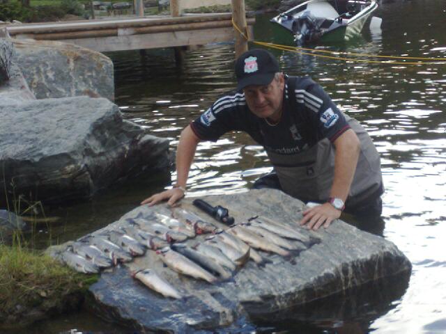 Glade fisker-jenter på Valdres-ferie 