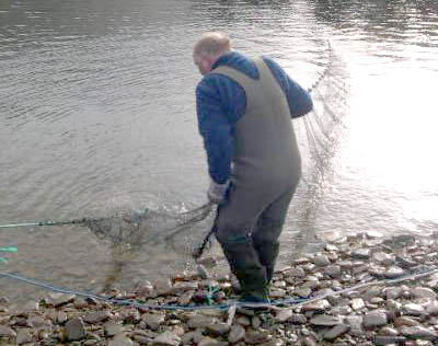 Nota går i Biltyo-kulpen! I forgrunnen leder i Reisa Elvelag, Jan Tørfoss. (Foto: Øystein